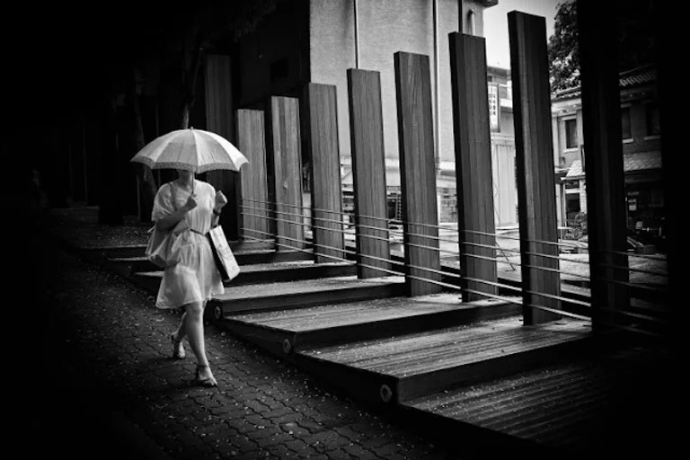 Şemsiyeli kadın. Seul, 2011 // ERIC KIM